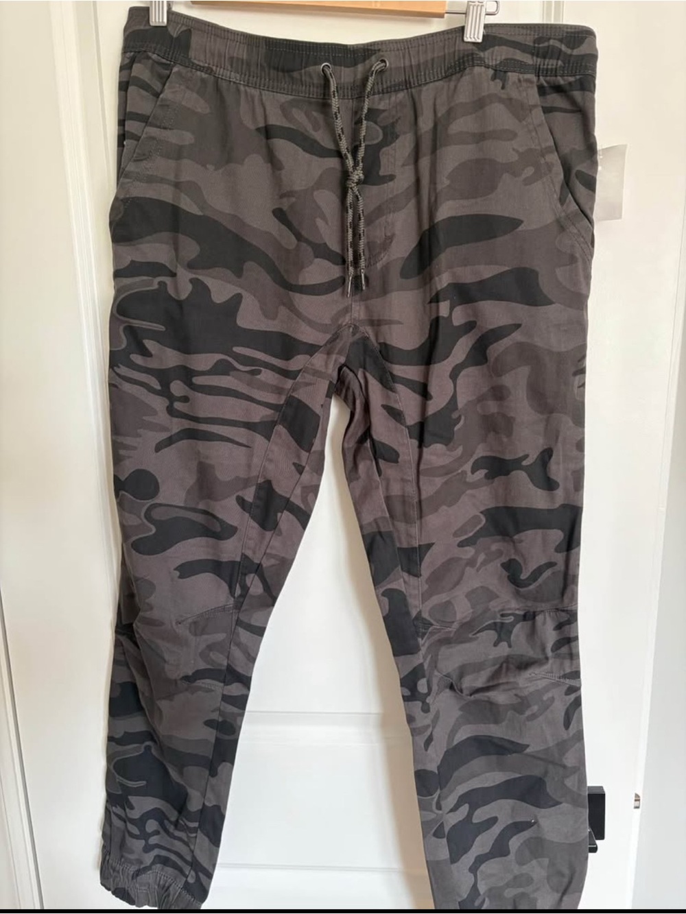 split Men's Gray & Black Camouflage Jogger Pants